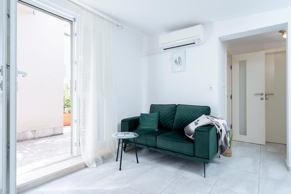Living room, Photo of the whole room, Seating area, air conditioner