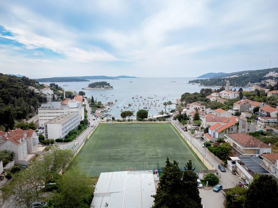 Property building, Nearby landmark, Day, Neighbourhood, Natural landscape, Bird's eye view, City view, Sea view, Street view, Location