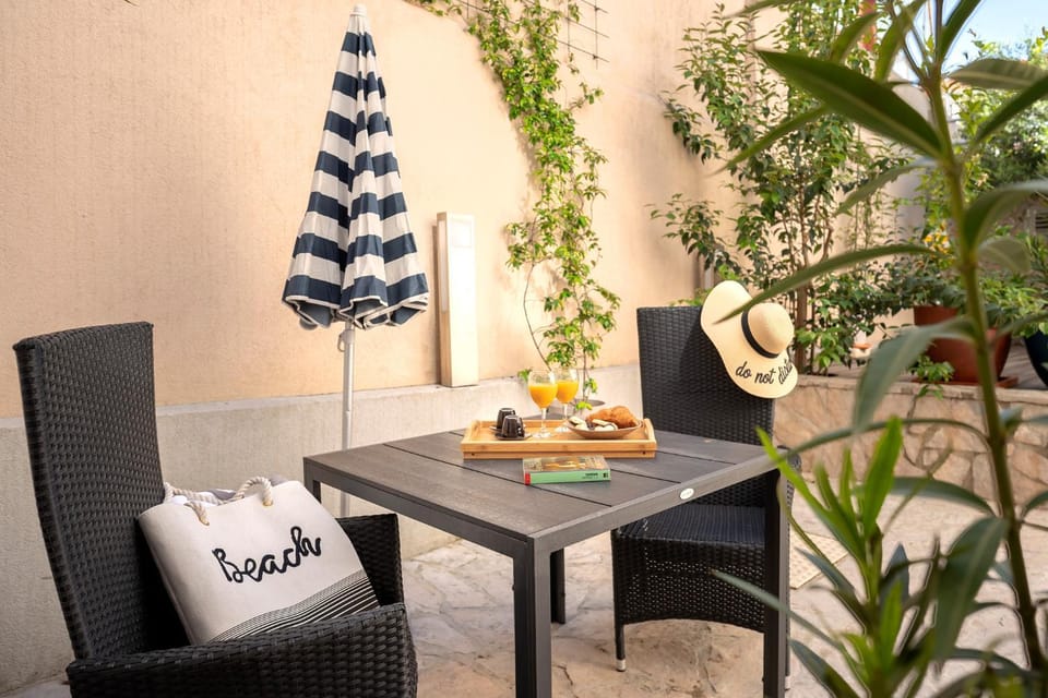Seating area, Garden view