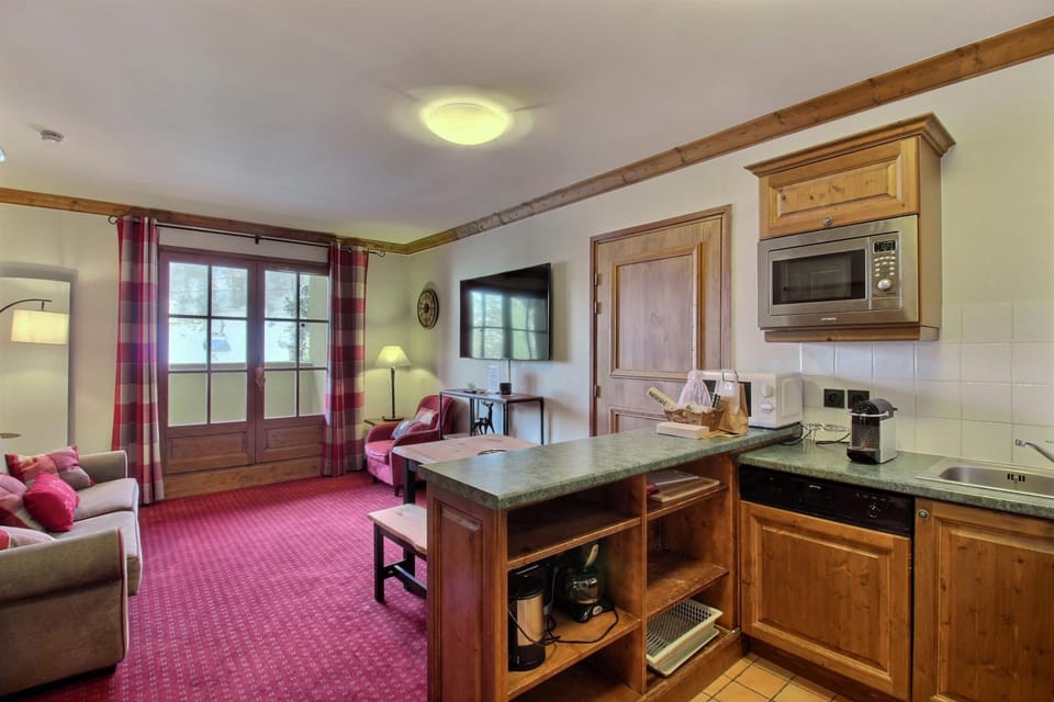 TV and multimedia, Coffee/tea facilities, Kitchen or kitchenette, Living room, Seating area, Dining area, minibar, pet friendly, stove