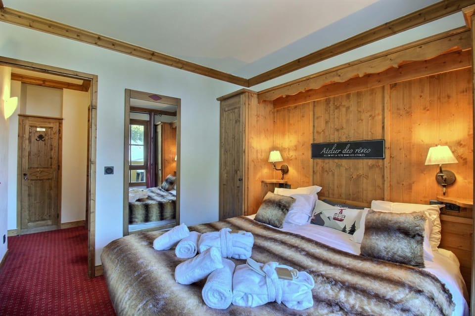 Bed, Photo of the whole room, Bedroom, towels
