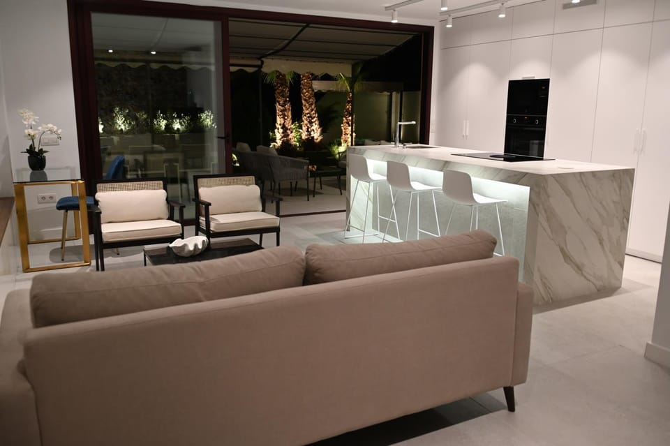 Communal lounge/ TV room, Kitchen or kitchenette, Living room, stove