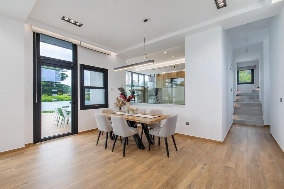 Photo of the whole room, Dining area
