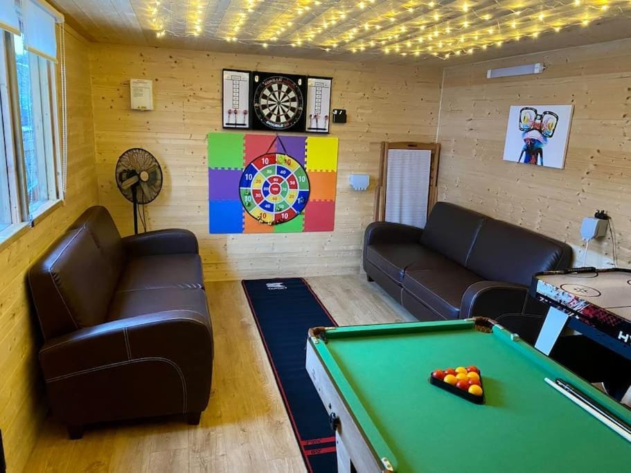 Darts, Game Room