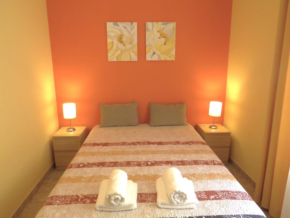 Bed, Bedroom, towels