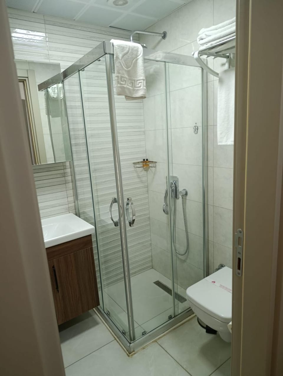 Shower, Toilet, Bathroom, towels