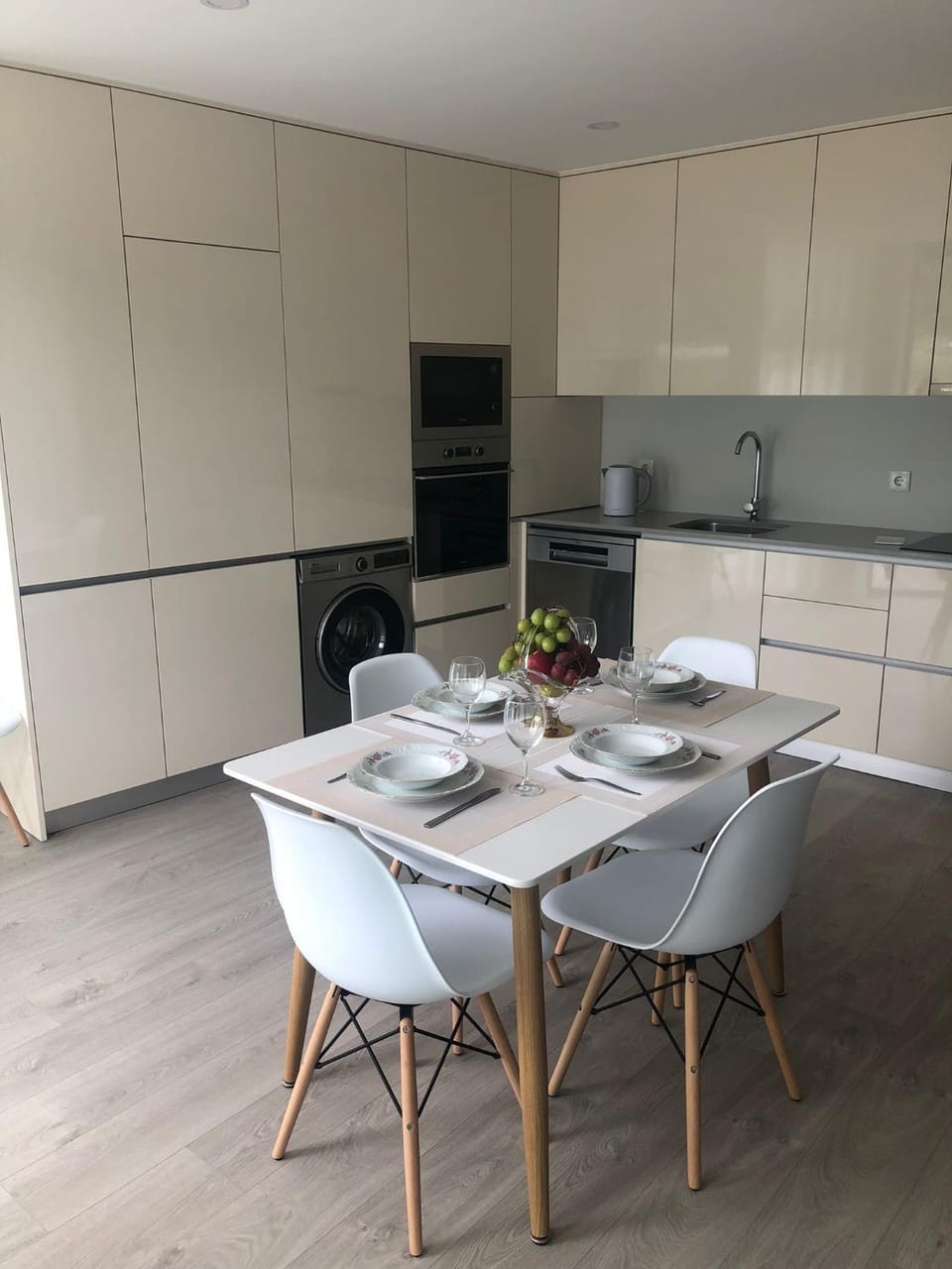 Kitchen or kitchenette, Dining area