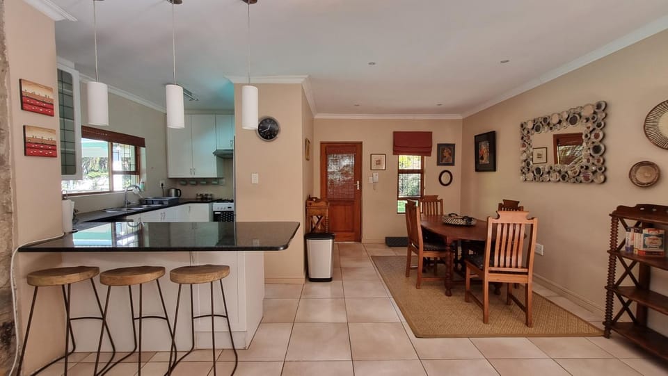 Kitchen or kitchenette, Seating area, Dining area, pet friendly