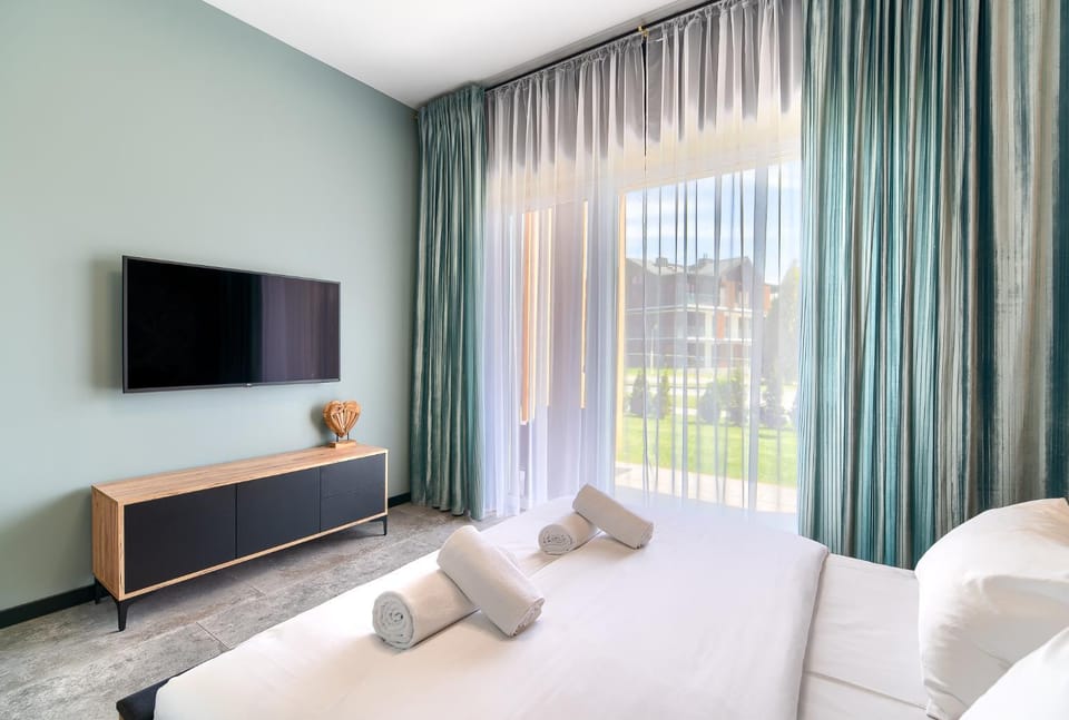 Bed, TV and multimedia, Photo of the whole room, Evening entertainment, Bedroom, towels