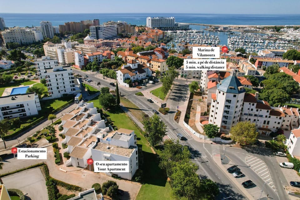 Property building, Nearby landmark, Neighbourhood, Bird's eye view, City view, Street view, Location, Parking