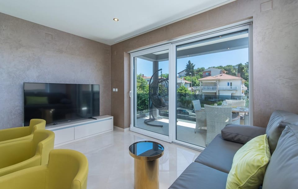 Modern apartments with shared pool near the sea Bed and Breakfast in Pula