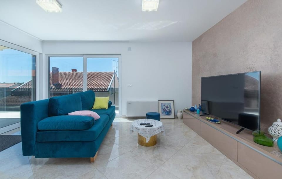 Modern apartments with shared pool near the sea Bed and Breakfast in Pula