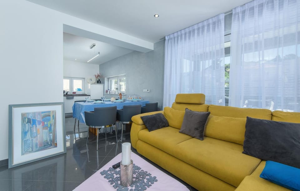 Modern apartments with shared pool near the sea Bed and Breakfast in Pula