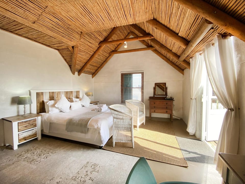 Bed, Photo of the whole room, Seating area
