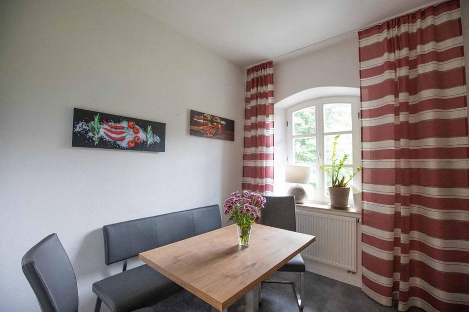 Seating area, Dining area
