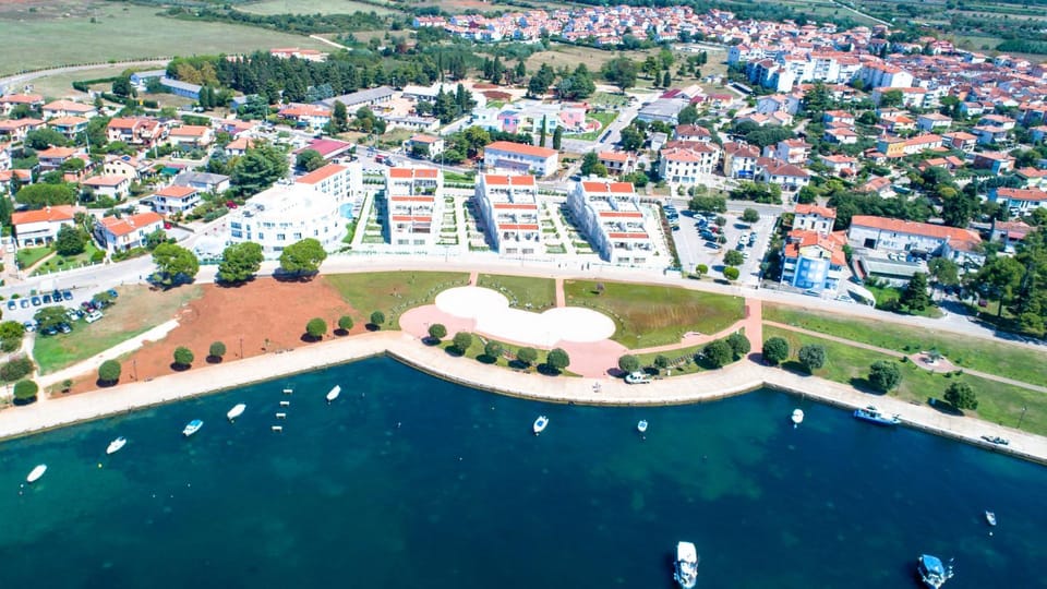 Property building, Day, Neighbourhood, Natural landscape, Bird's eye view, Beach, City view, Sea view, Street view, Location