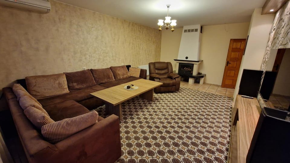 Communal lounge/ TV room, TV and multimedia, Living room