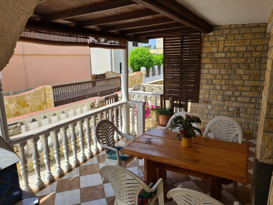 Day, Balcony/Terrace, Seating area, Dining area