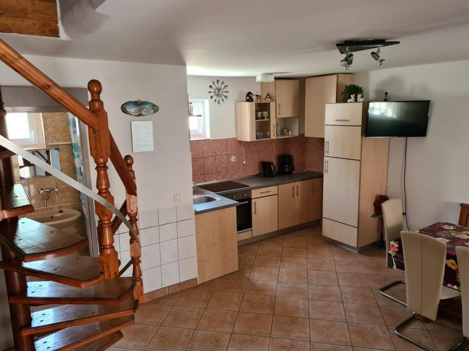 TV and multimedia, Kitchen or kitchenette, Dining area, pet friendly, stove