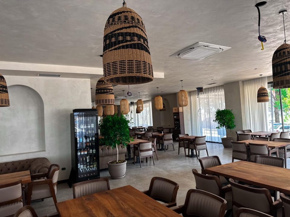 Restaurant/places to eat, Lounge or bar