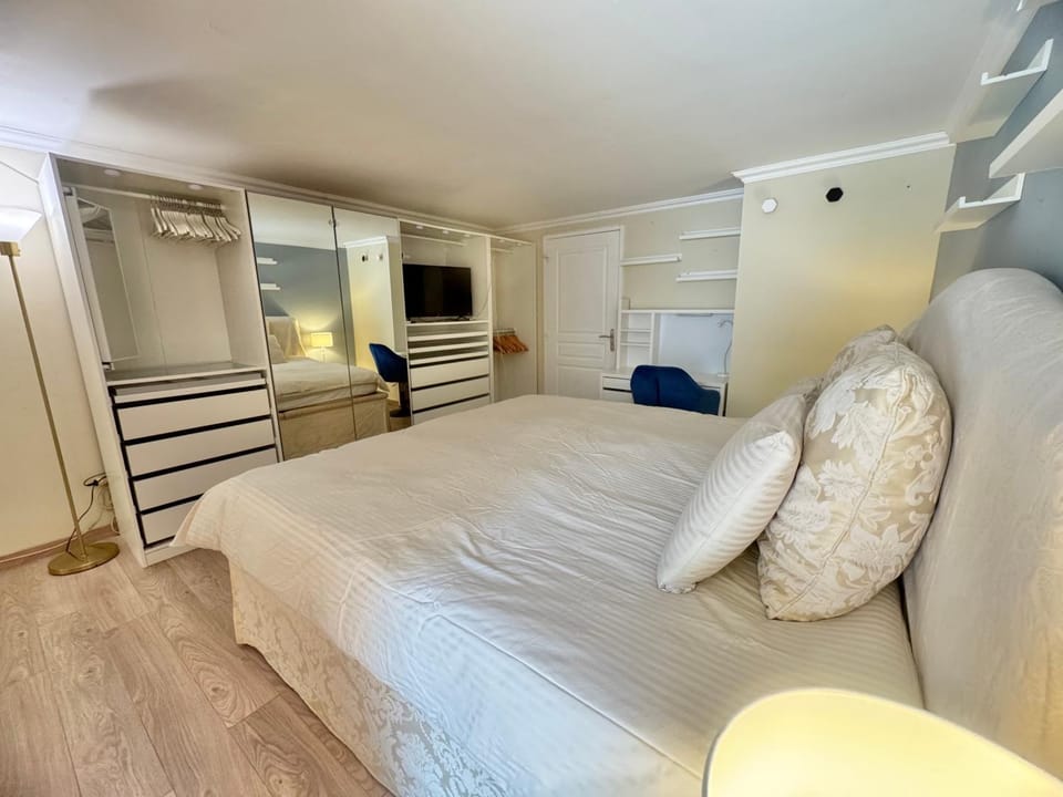 Bed, TV and multimedia, Photo of the whole room, Seating area, Bedroom, wardrobe