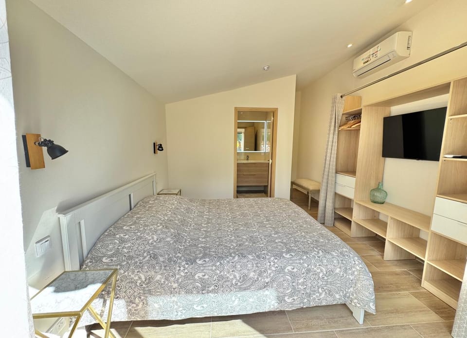 Bed, TV and multimedia, Photo of the whole room, Bedroom, wardrobe, air conditioner