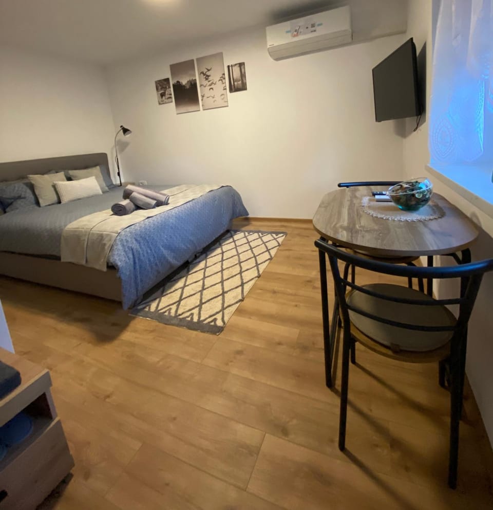 Bed, Seating area