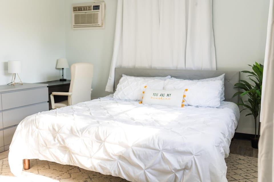 Bed, Photo of the whole room, Bedroom, hair dresser, air conditioner