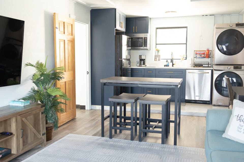 TV and multimedia, Kitchen or kitchenette, Living room, Photo of the whole room, Seating area, Dining area, dishwasher, minibar, stove, toaster