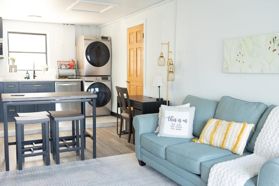 Kitchen or kitchenette, Living room, Seating area, Dining area, minibar