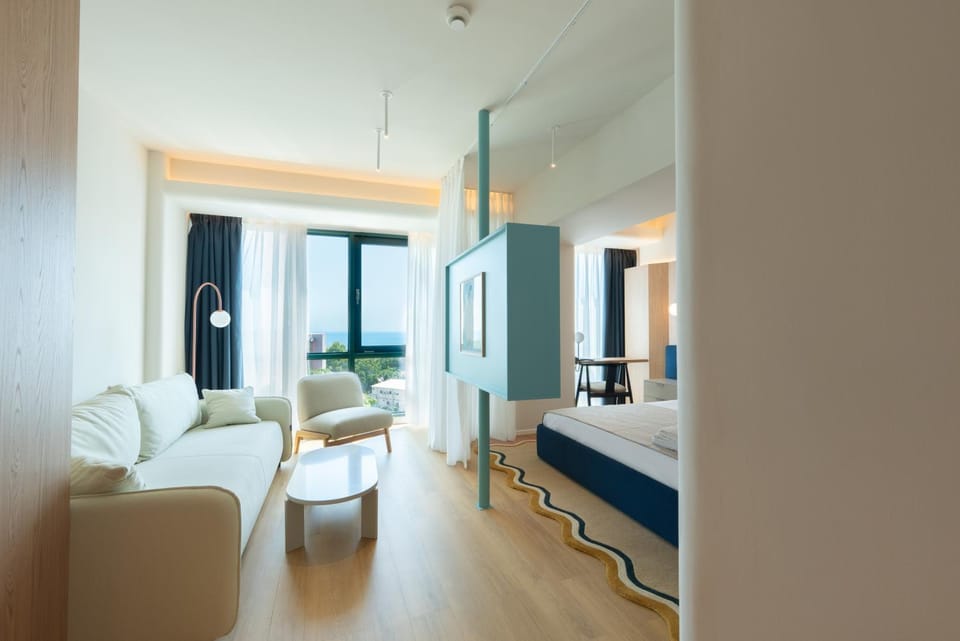 Bed, TV and multimedia, Kitchen or kitchenette, Living room, Photo of the whole room, Business facilities, Seating area, Bedroom
