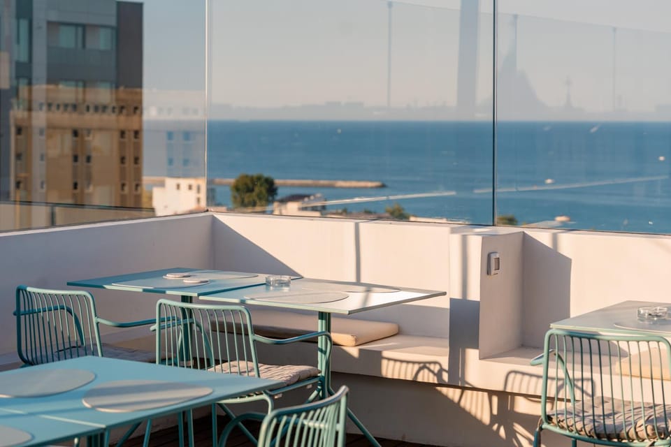 Natural landscape, View (from property/room), Balcony/Terrace, Dining area, Sea view