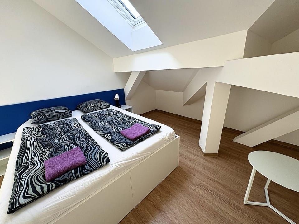Bed, Bedroom, towels, towels