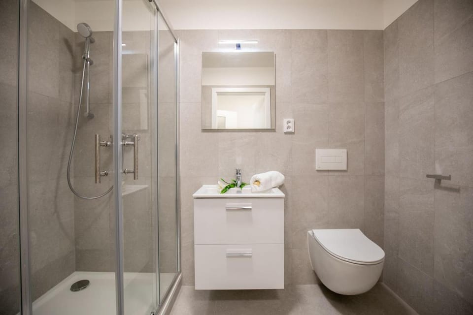 Shower, Toilet