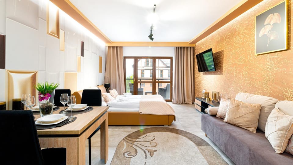 Bed, TV and multimedia, Photo of the whole room, Seating area, Dining area