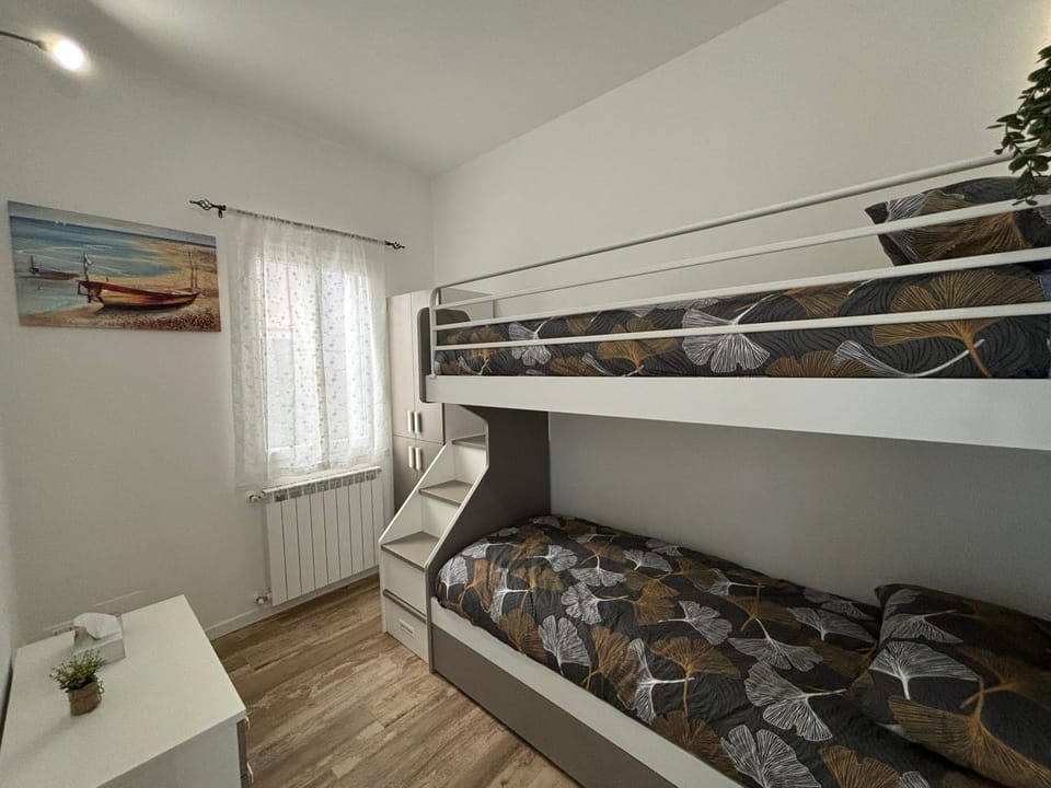 Bedroom, bunk bed