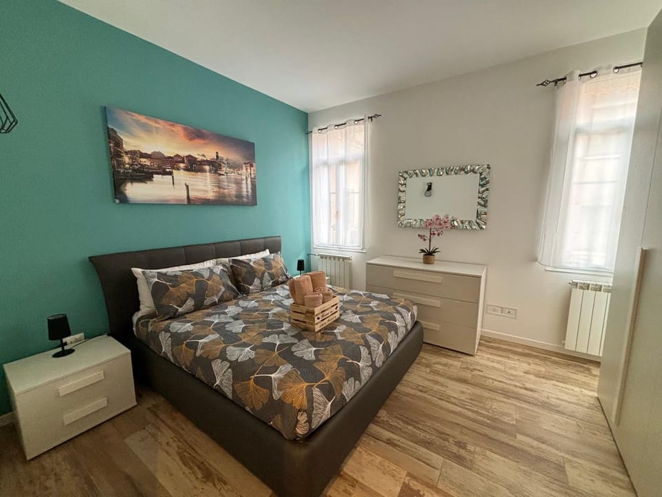 Bed, Photo of the whole room, Bedroom, internet