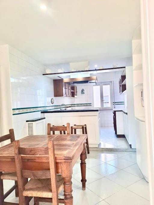 Kitchen or kitchenette, Dining area, oven, stove