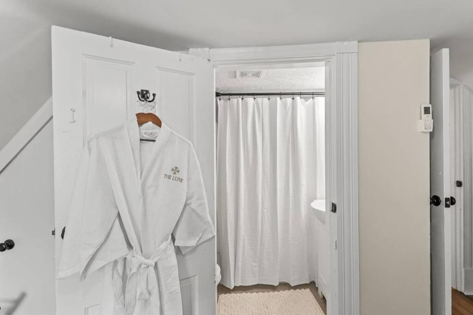 The Luxe/Hot Tub/12min to Horse Park/30 Min to Ark House in Georgetown