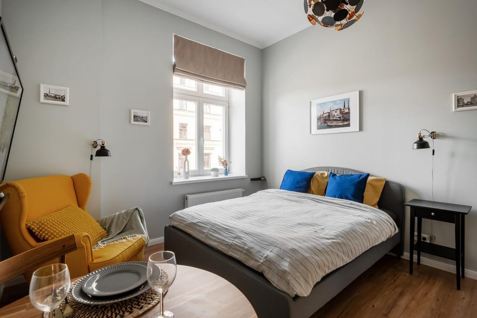 Bed, Living room, Seating area