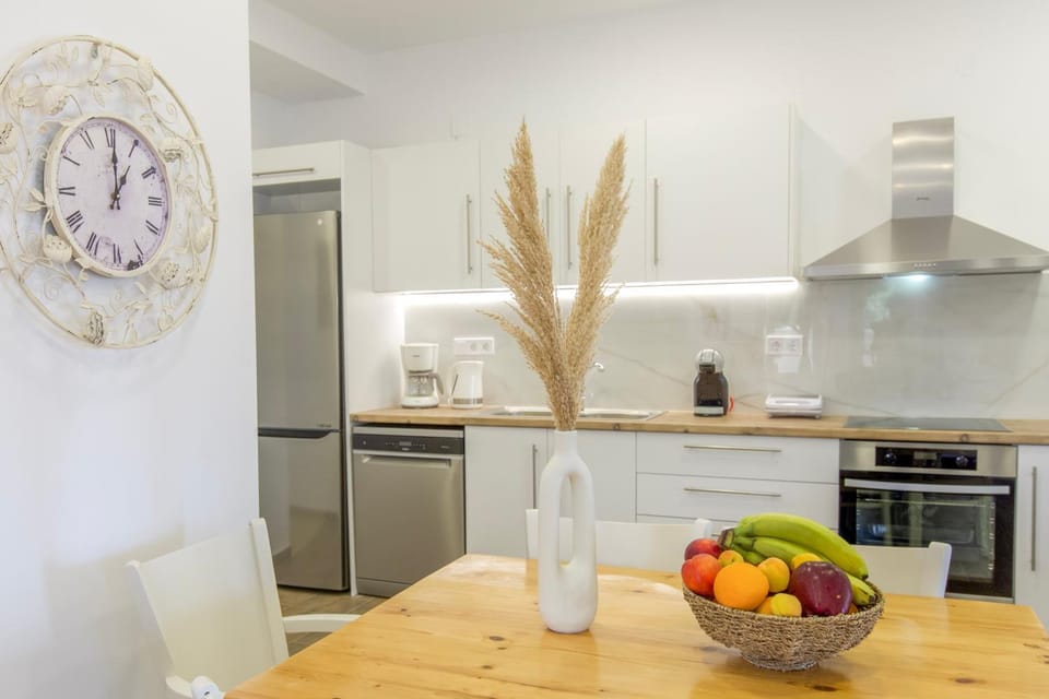 Kitchen or kitchenette, Food and drinks, Food, pet friendly, stove