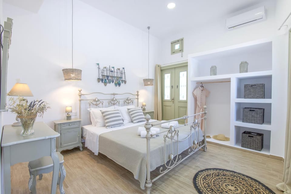 Bed, Photo of the whole room, Bedroom, towels, air conditioner