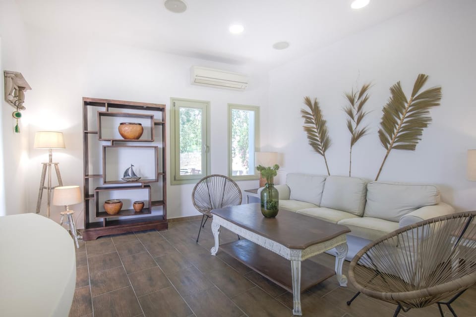 TV and multimedia, Living room, Seating area, Dining area, Evening entertainment, air conditioner