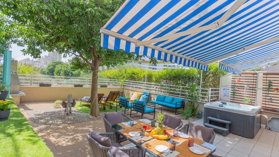 New delux green garden apartment with hotube **** Apartment in Split