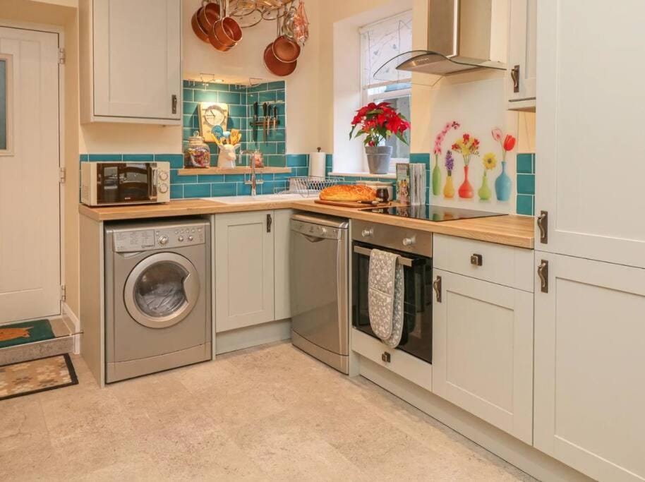 Kitchen or kitchenette, dishwasher, oven, pet friendly, stove, toaster, washing machine