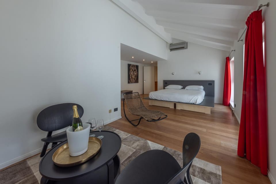 Bed, Photo of the whole room, Bedroom, air conditioner