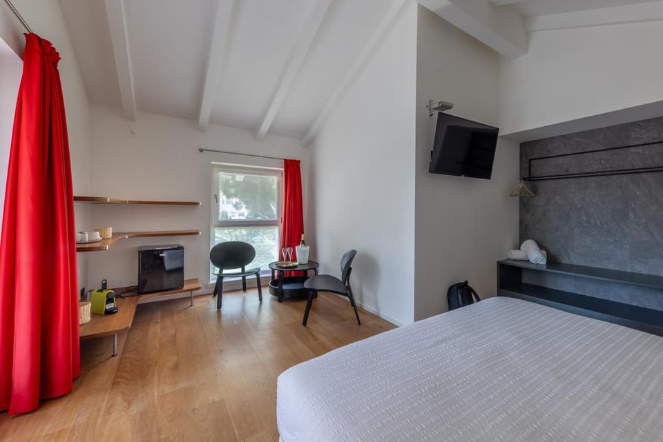 Bed, TV and multimedia, Seating area, Bedroom