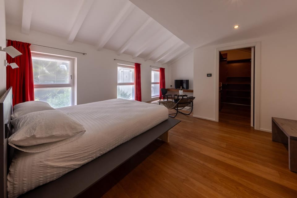 Bed, TV and multimedia, Photo of the whole room, Bedroom