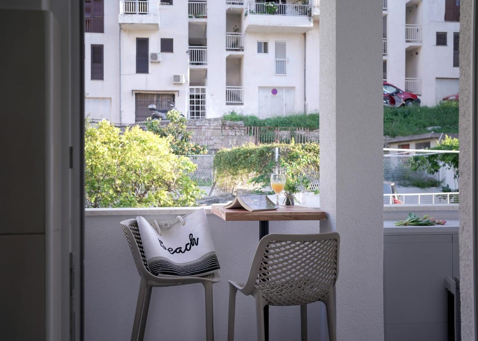 Day, Dining area