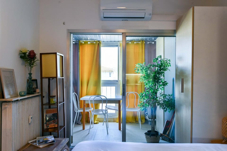 Seating area, Dining area, air conditioner